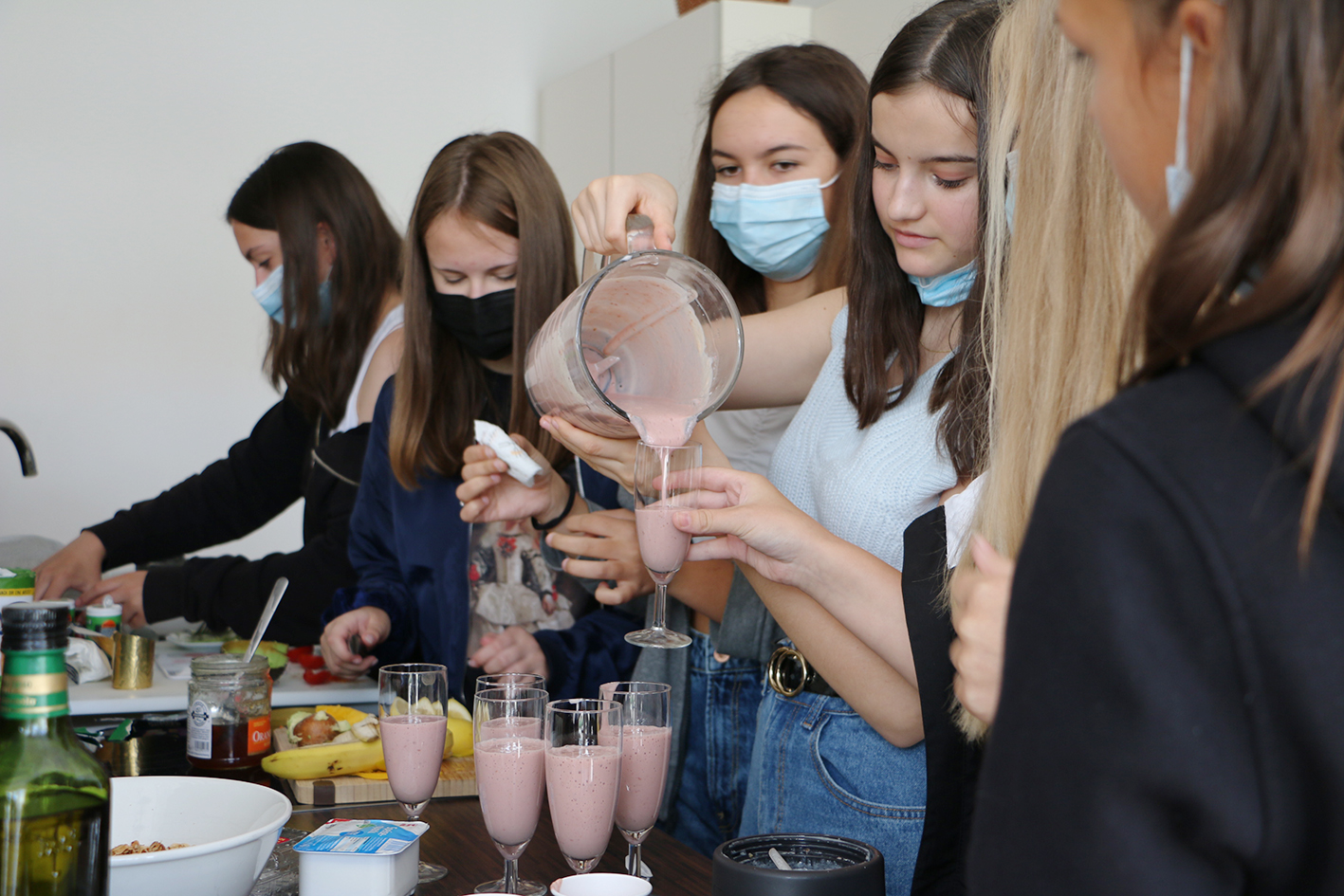 Schülerinnen bereiten Smoothies in Schülerküche